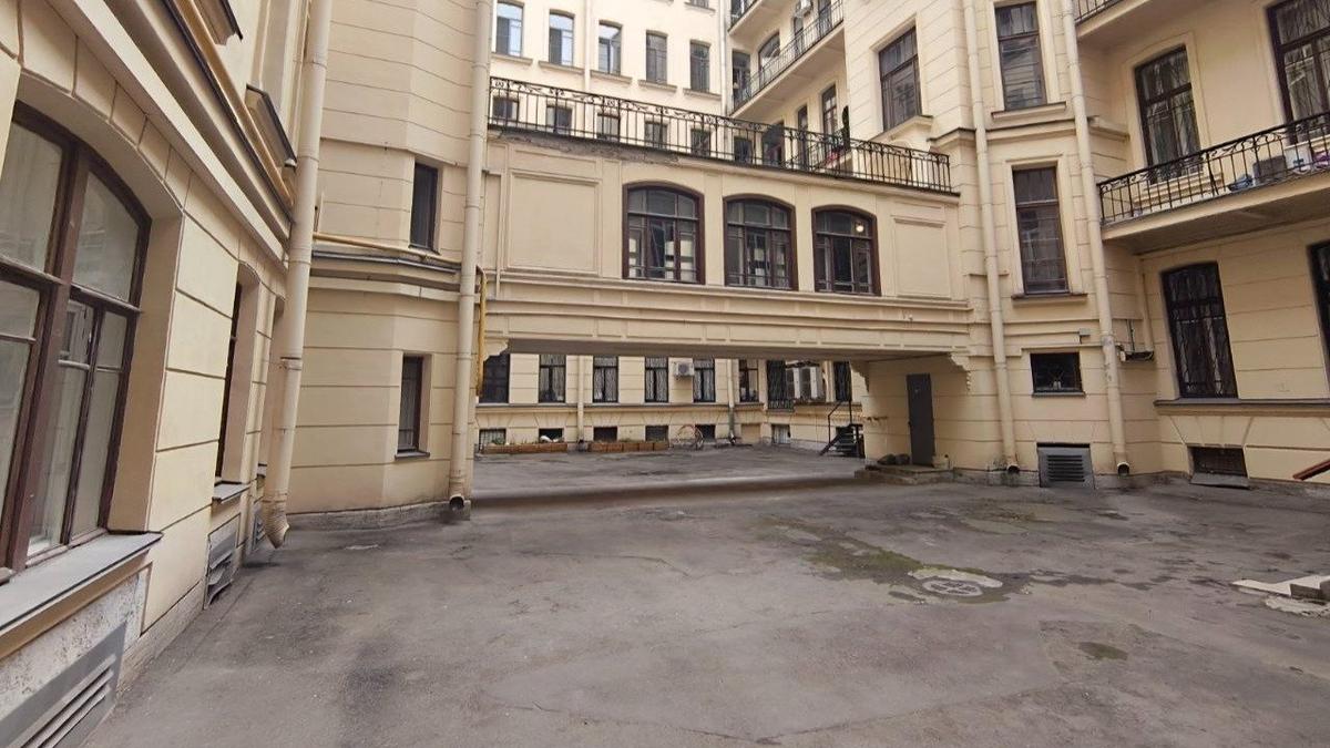 Сталактиты и ил: как разрушаются подвесные дворы Петербурга