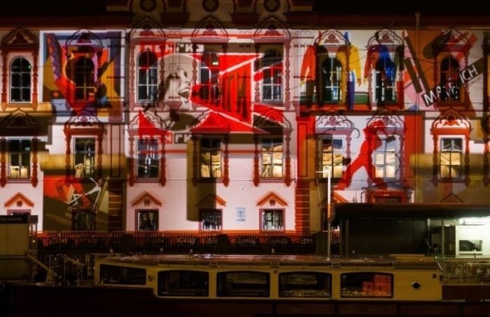 Библиотека имени Маяковского устроила световое шоу в честь открытия после ремонта