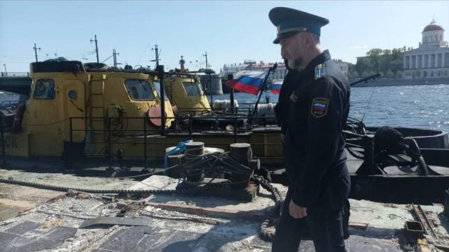 Плавучий ресторан убрали с Малой Невы после жалобы прокуратуры