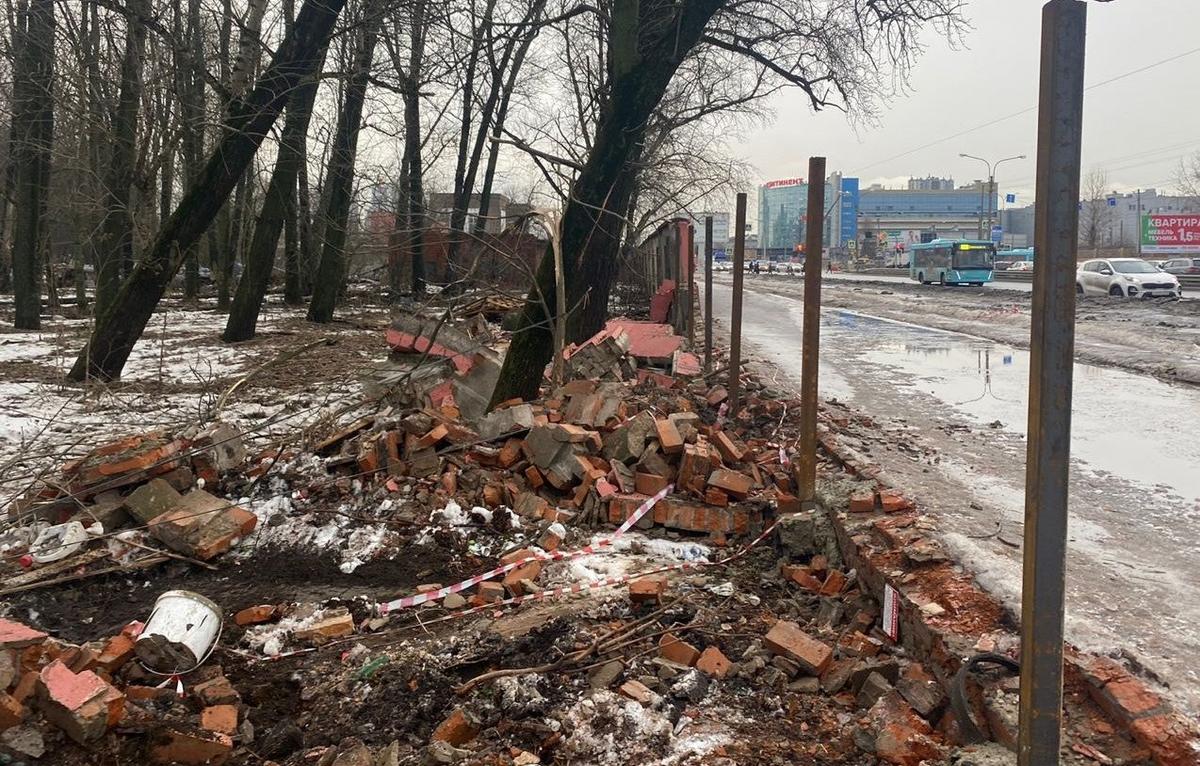 Разрушенная ограда. Фото: <a href="https://t.me/procspb/3532">пресс-служба прокуратуры Петербурга