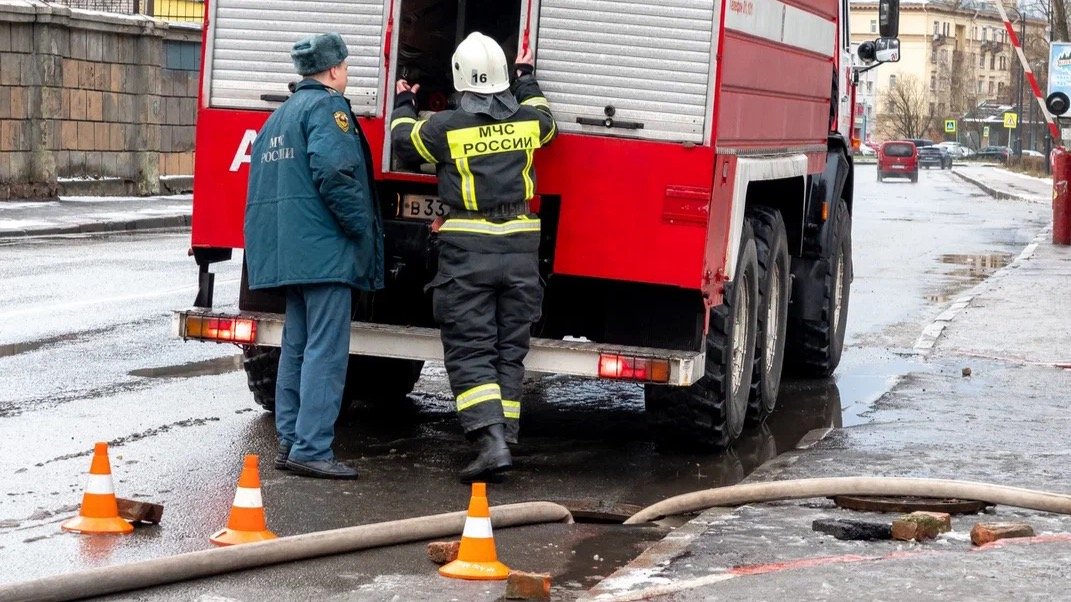 В Петербурге ночью из-за поджога загорелся круглосуточный магазин