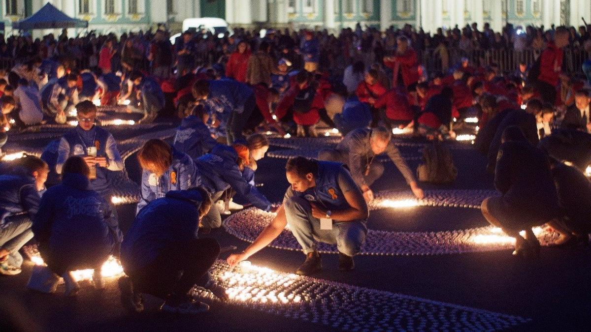 Десятки тысяч свечей зажгли на Дворцовой в память о погибших в годы Великой Отечественной войны