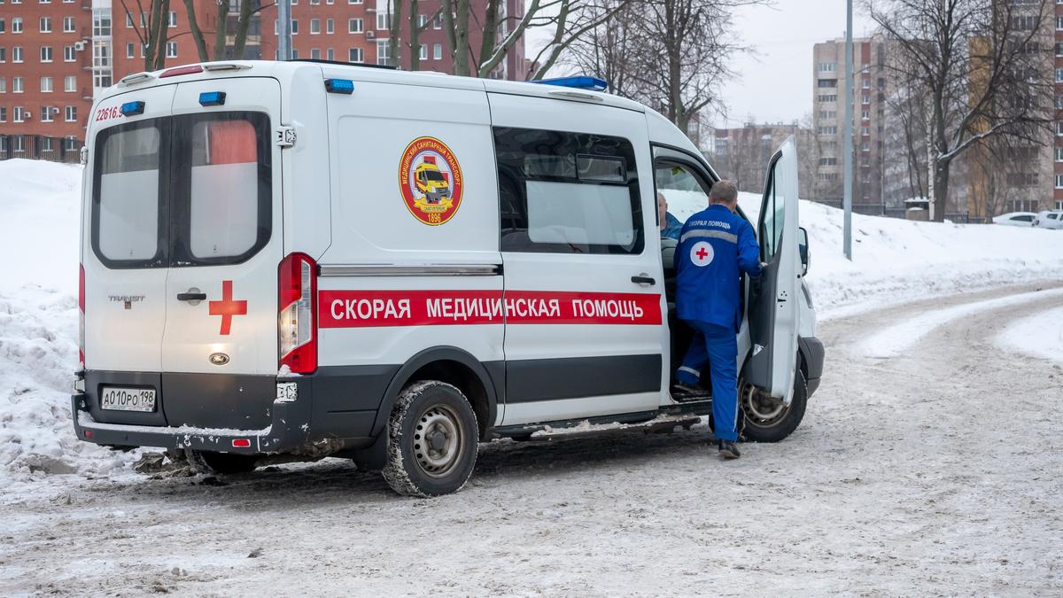 После пожара на Песочной набережной госпитализировали двух человек