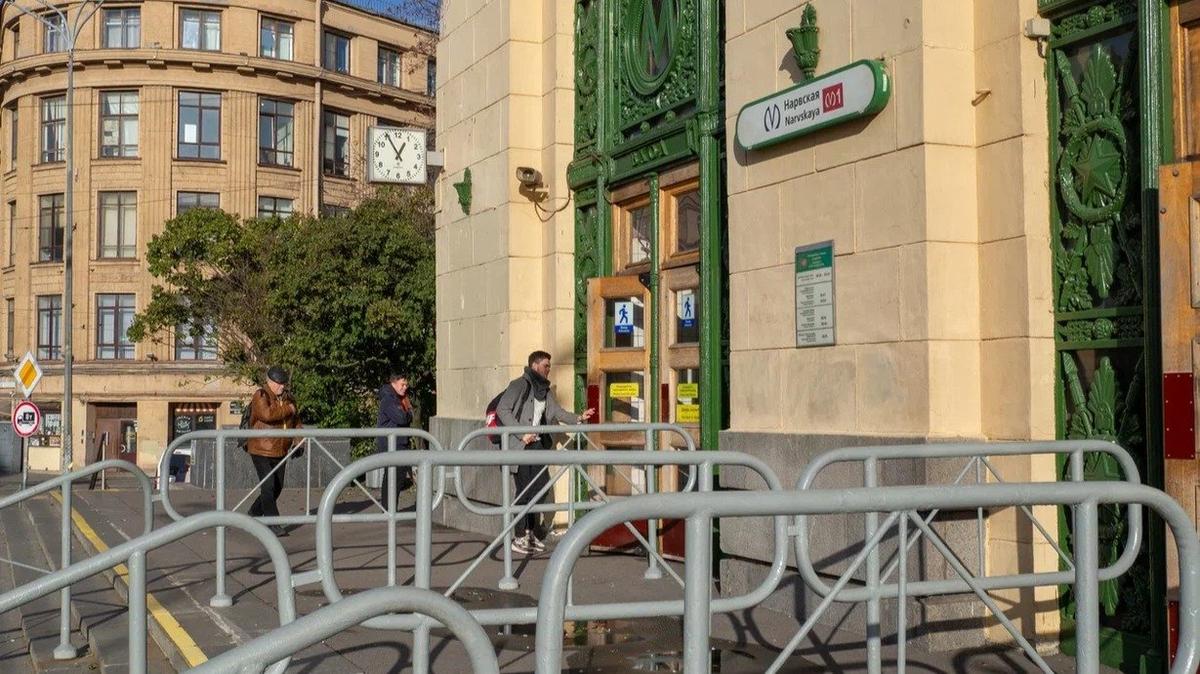 Из-за ремонта эскалатора станцию метро «Нарвская» будут закрывать в утренний час пик