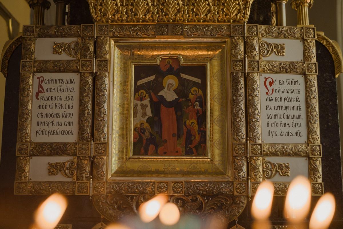 Копия иконы «Всех скорбящих Радость» с грошиками. Фото: Роман Соколов