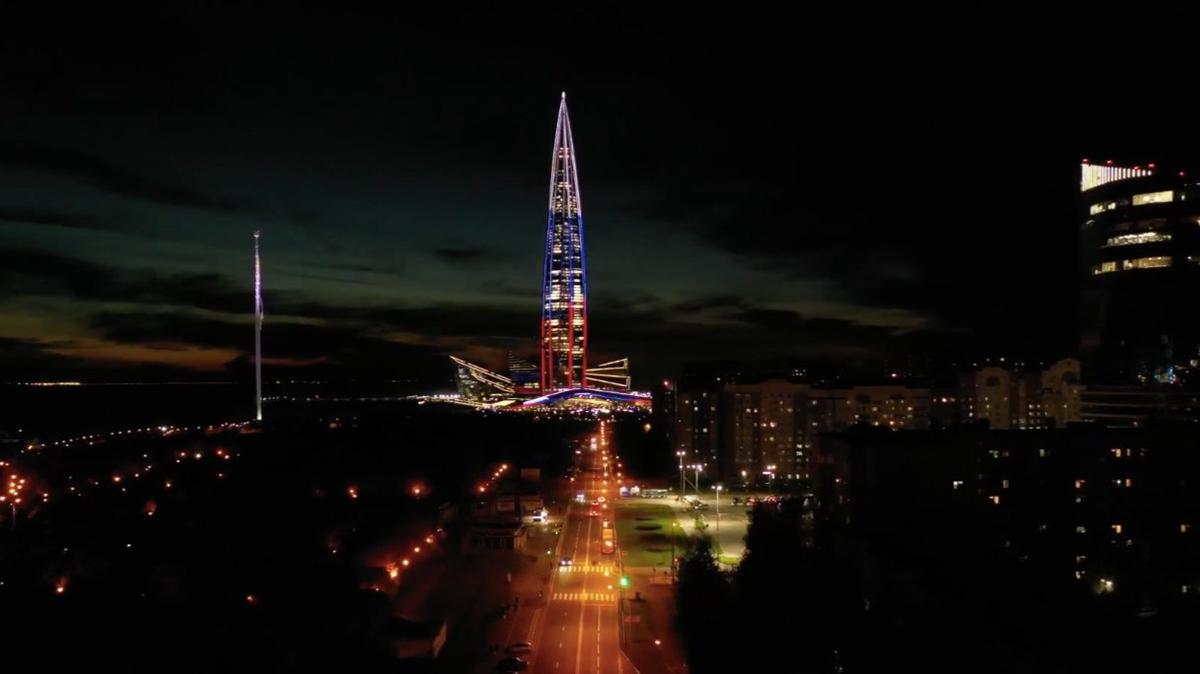 В День народного единства «Лахта Центр» засиял триколором