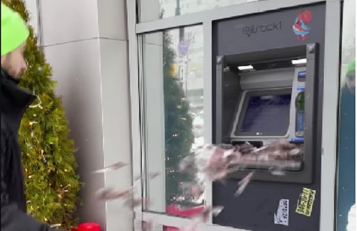 Петербуржец визуализировал мечту: выдачу банкоматом нескончаемых купюр