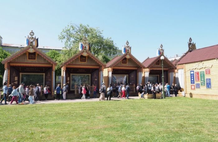 На Марсовом поле открылась выставка картин о жизни Петра I