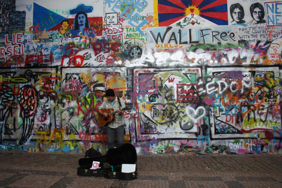 Уличный музыкант на фоне уличного искусства в Праге. 2017 год. Фото: Елена Михина / MR7
