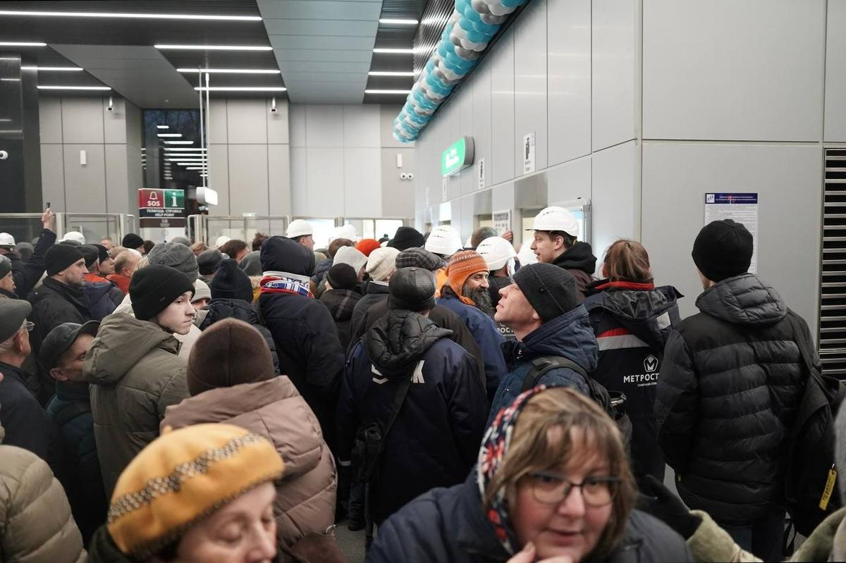 Очередь за жетонами на «Юго-Западной». Фото: Павел Борисенко / MR7