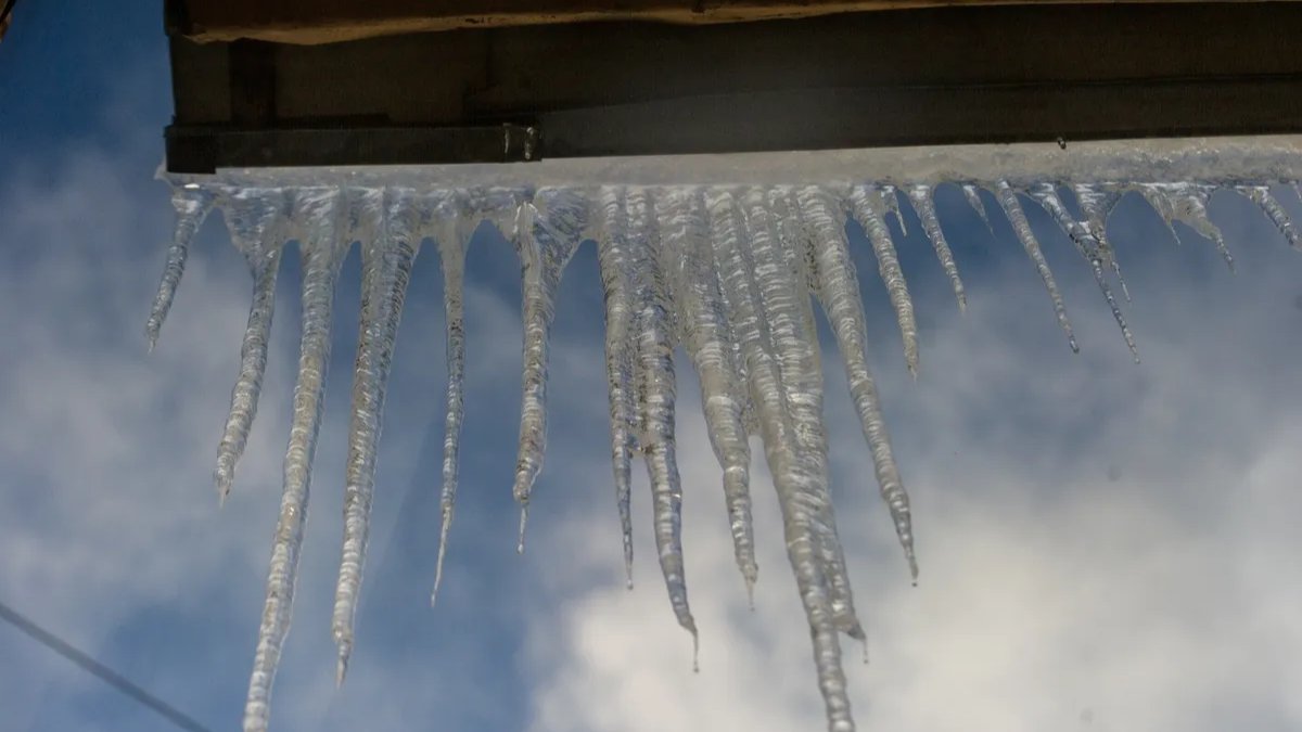 За сутки трое пострадали после падения сосулек, днем ранее — более 300 из-за гололеда