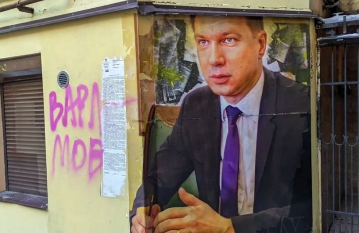 В Кузнечном переулке закрасили портрет вице-губернатора Петербурга Линченко