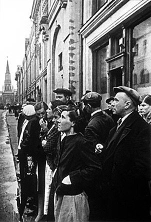 22 июня 1941 года. Москвичи слушают сообщение Вячеслава Молотова. На снимке Евгения Халдея глухая Нина Зворыкина смотрит вниз, в отличие от слышащих, поднявших головы к репродуктору. Фото: архив музея истории ВОГ