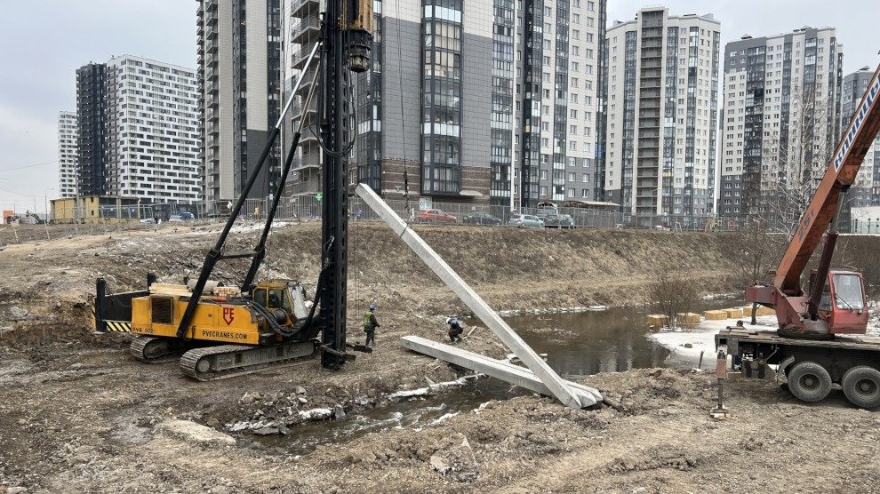 Дорожники устанавливают сваи для будущего моста. Фото: Администрация Санкт-Петербурга