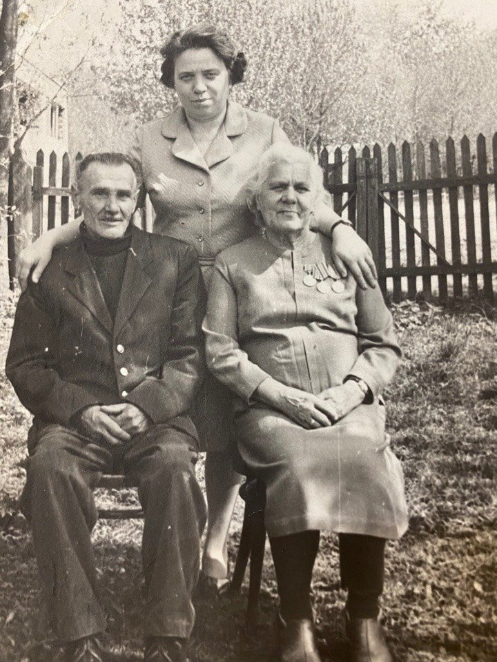 Родители Михаила Харченко и автор очерков о нём Нина Новиченко в 1974 году. Фото: из семейного архива
