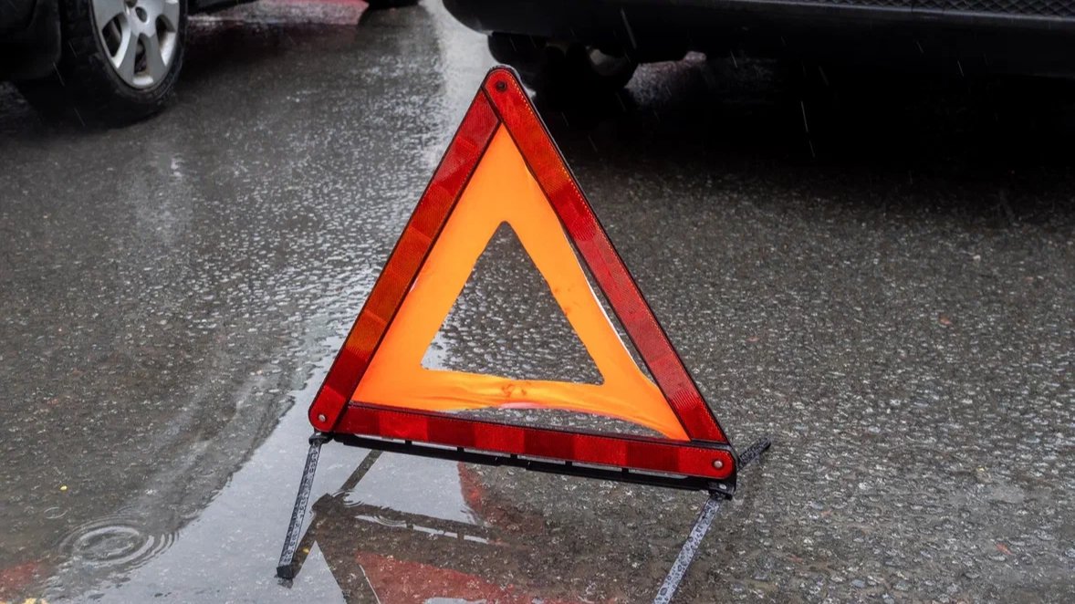 Из-за прорыва трубы с горячей водой движение перекрыли по Курляндской улице