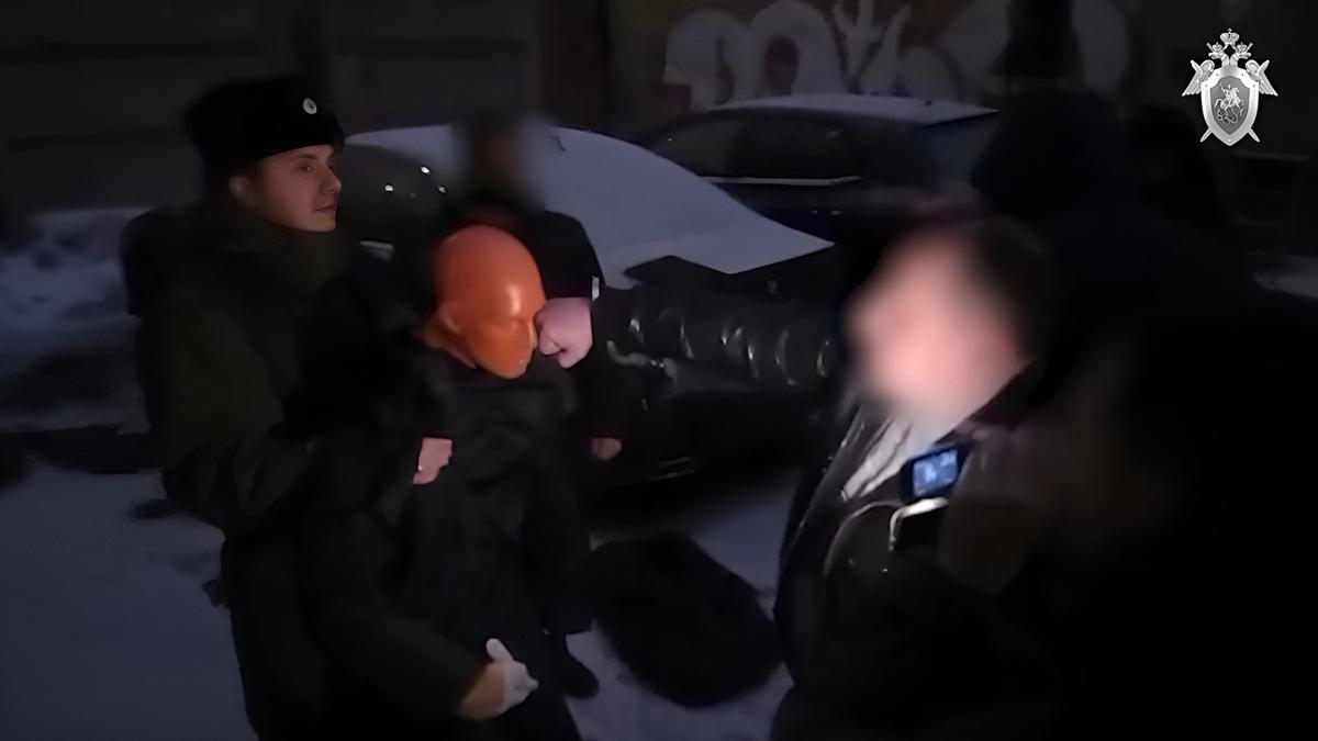 Обвиняемый показывает, что делал с жертвой. Скриншот видео  пресс-службы ГСУ СК РФ по Петербургу