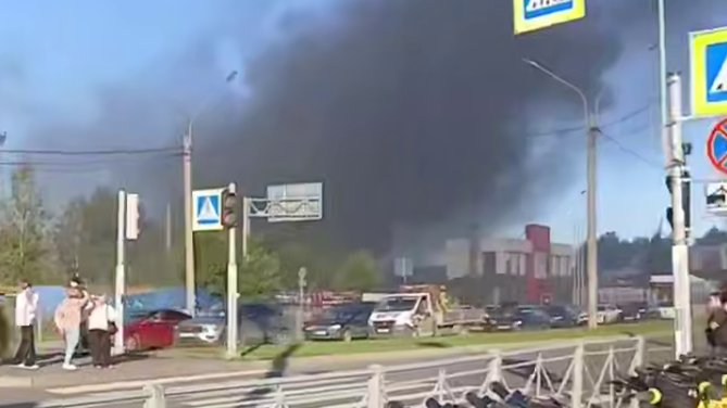 Клубы чёрного дыма от горящего грузовика наблюдали жители Парнаса 1 сентября