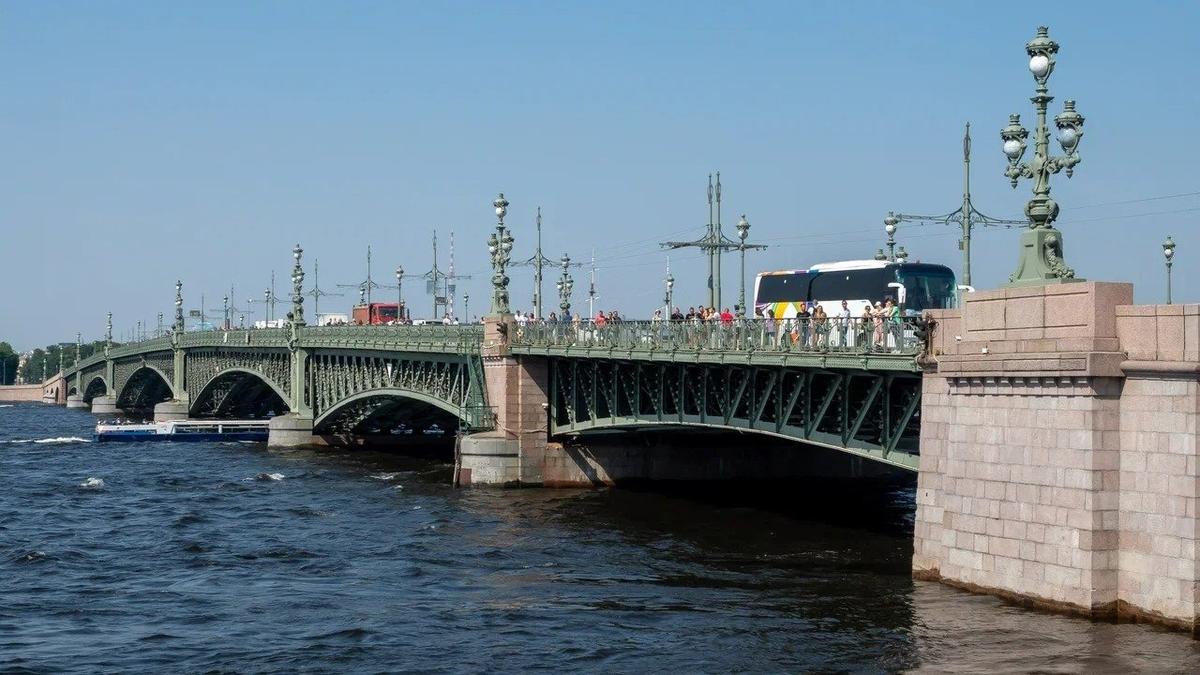 На мостах и набережных Петербурга начинается активный ремонт