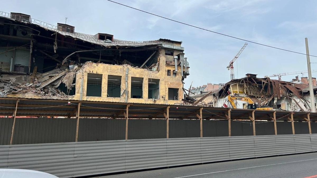 Снос здания фабрики-кухни на улице Красного Курсанта возобновился 15 cентября