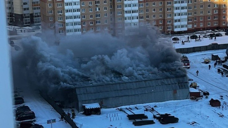 Спасатели потушили пожар в ангаре на Красносельском шоссе