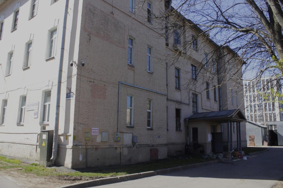 Дом с деревянными колоннами на Кондратьевском проспекте. Фото: Любовь Смирнова / МР7