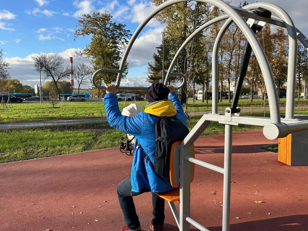 На беговой дорожке выставлены и спортивные тренажёры — заниматься придётся с видом на Пулковское шоссе. Фото: Дарья Дмитриева / MR7