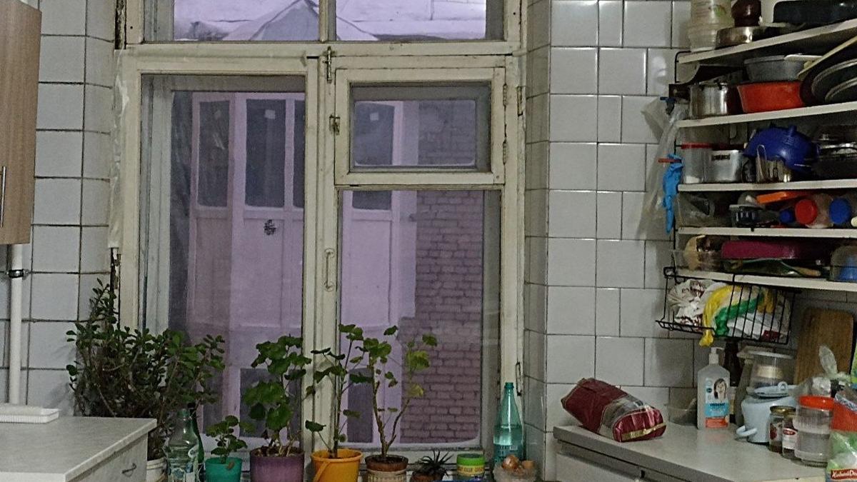 Потолок провалился к соседям снизу: жители дома на Петроградской три года добиваются расселения, а не просто ремонта