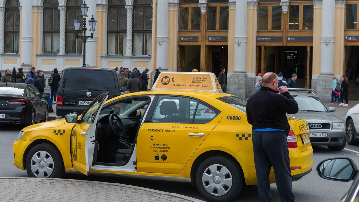 Пассажира такси, вступившегося за жену, увезли в больницу после драки с водителем