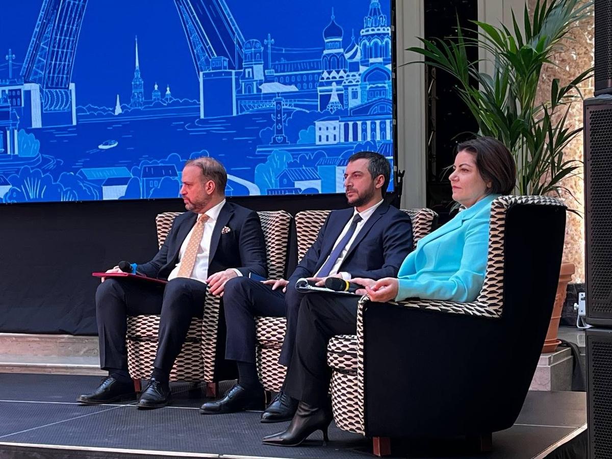 Слева направо: генконсул Турции в Петербурге Башар Башол, зампредседателя комитета по внешним связям Низами Мамишев и директор по авиационной коммерции Пулково Асият Халваши. Фото: Любовь Смирнова / МР7