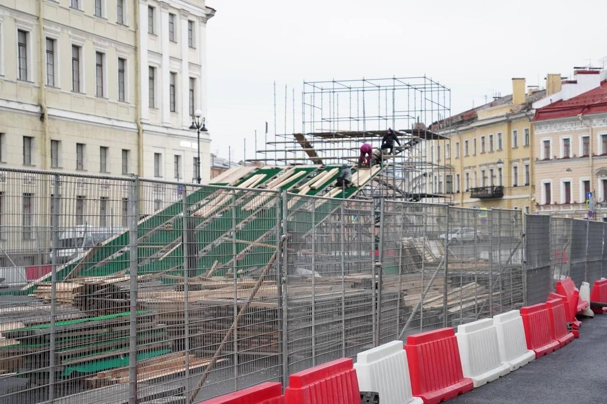 На Дворцовой площади идёт установка горки. Фото: Павел Борисенко / MR7