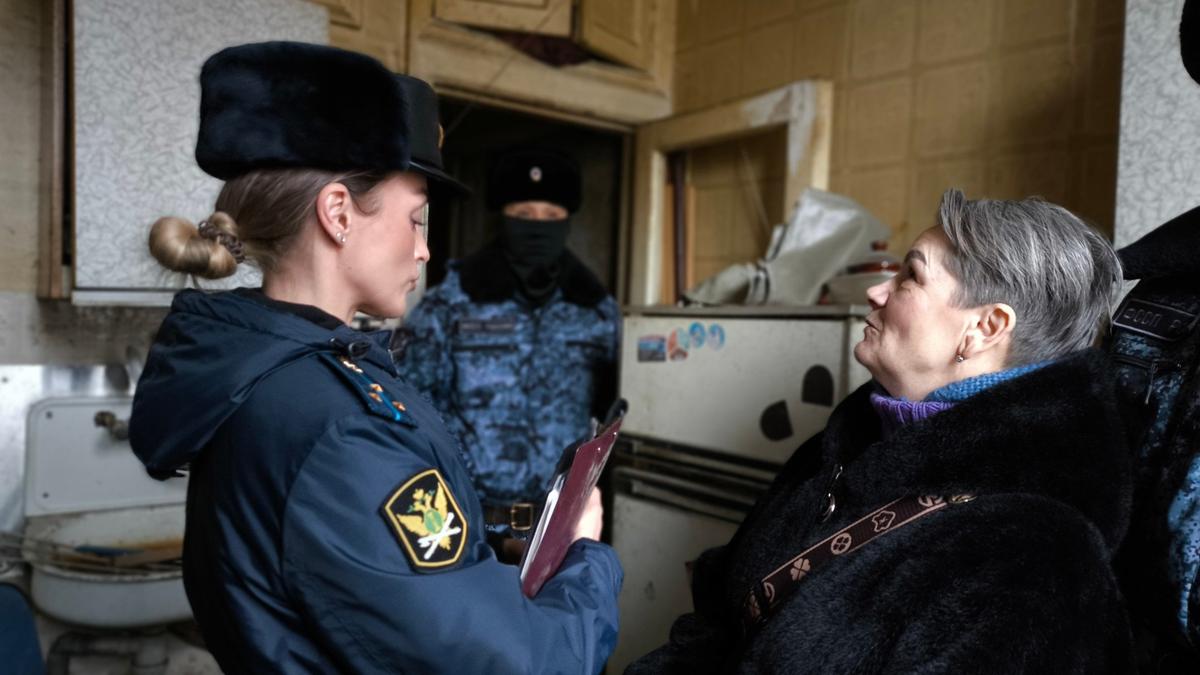 Приставы заставили жительницу петербургской коммуналки очистить квартиру от гор мусора