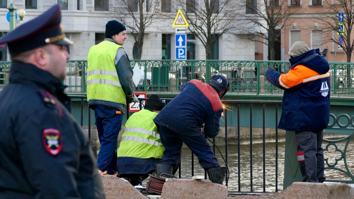 КГИОП подал иск к «Мостотресту» и компании-перевозчику «Такси», автобус которой упал в Мойку