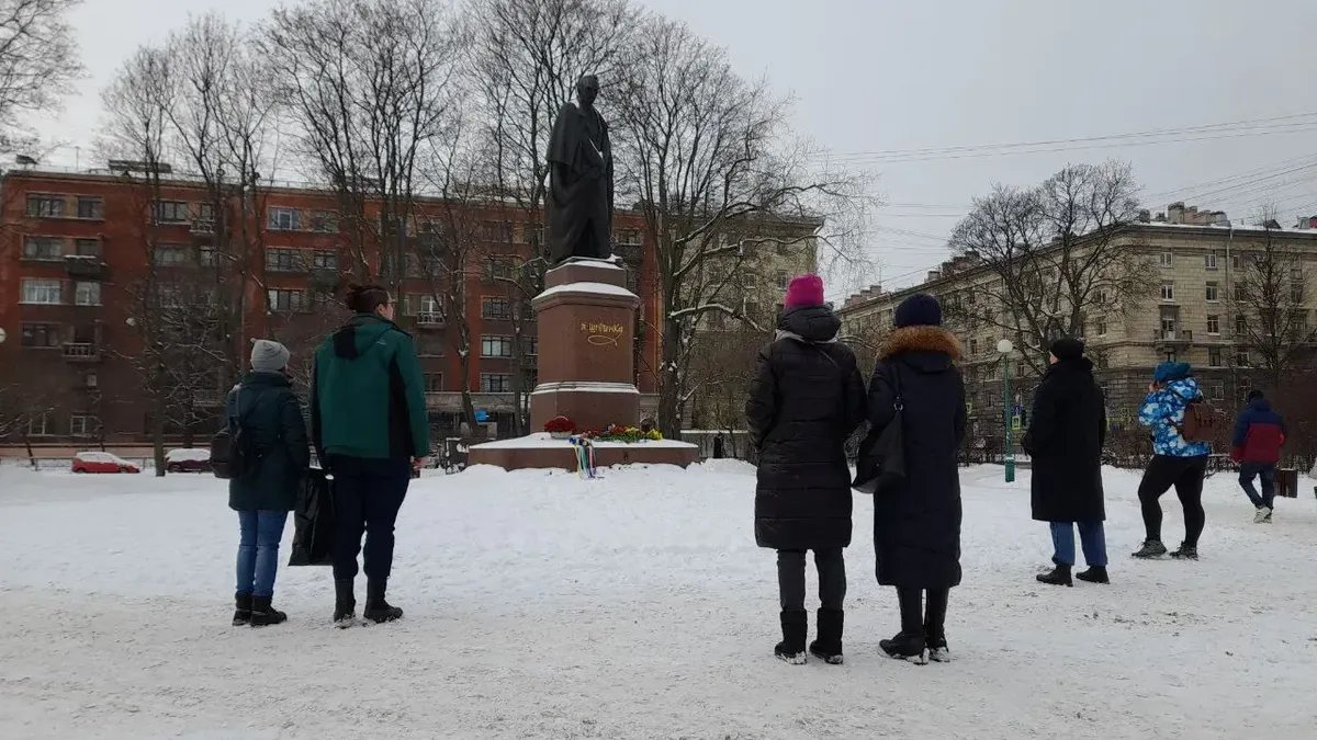 Суд прекратил административные дела петербуржцев, задержанных 24 февраля у памятника Шевченко