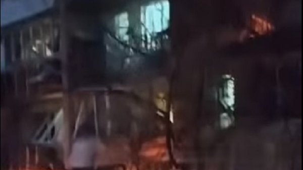Повреждённый дом на Пискарёвском проспекте. Скриншот видео «ДТП и ЧП Петербург»