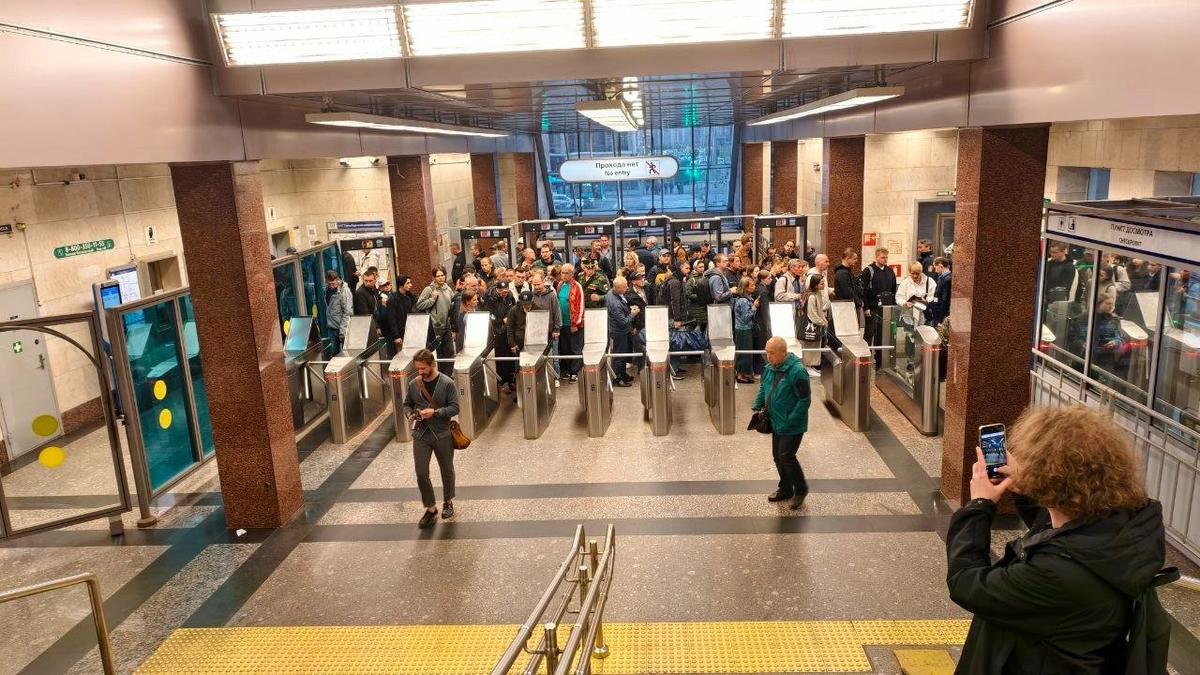 Столпотворение на станции «Парнас» утром 4 сентября. Фото: «Наш Парнас»