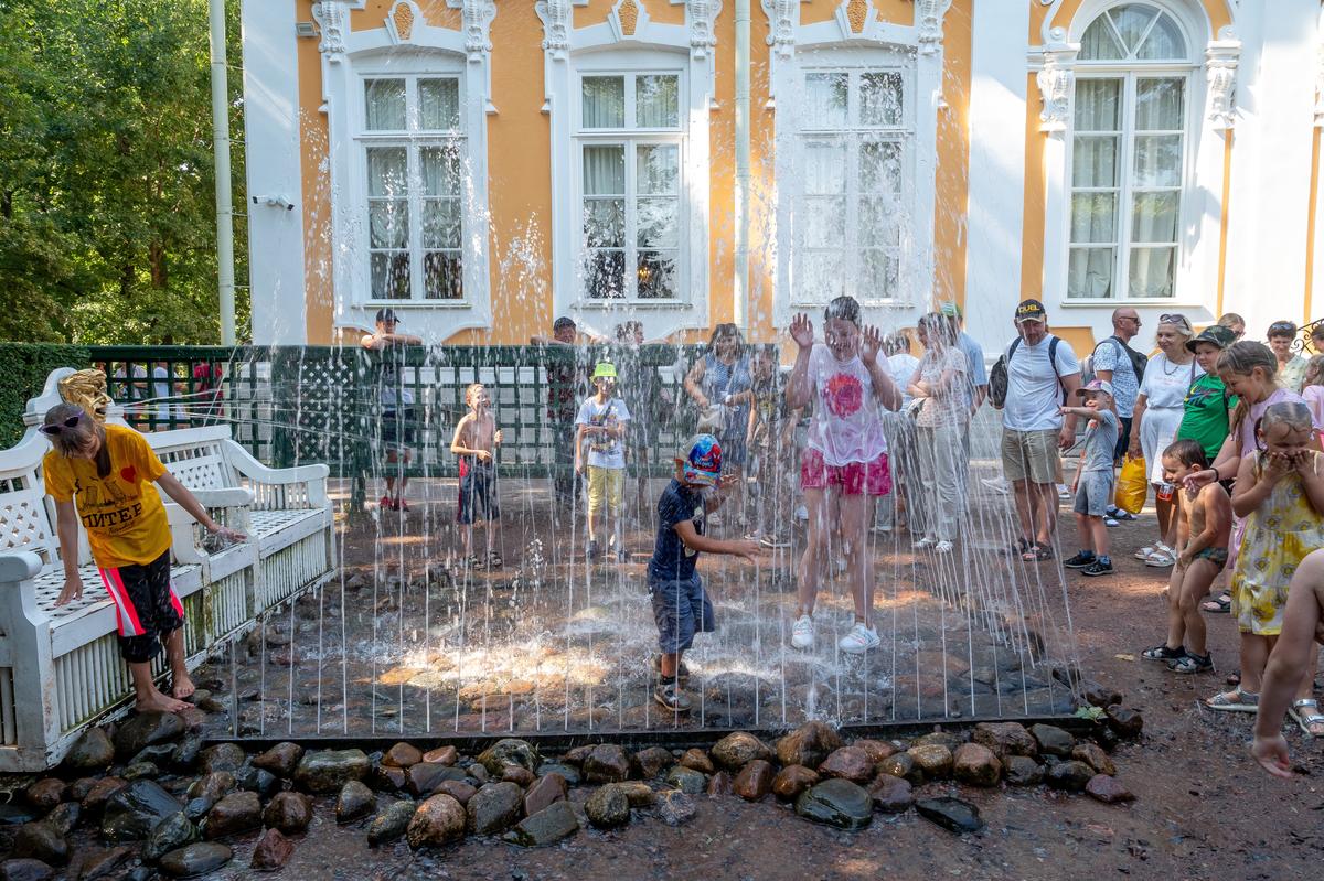 Фото: Олег Золото / MR7 Водяные забавы петровской эпохи — фонтаны-шутихи «Диванчики».