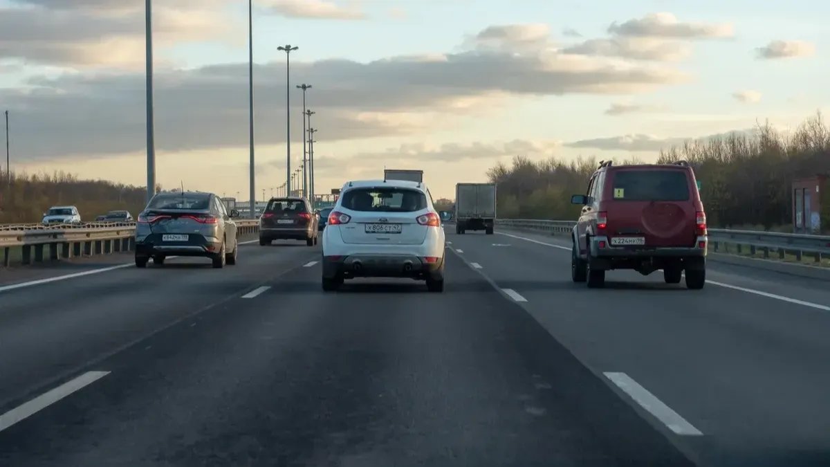 Въезд на дамбу Петербурга в Бронке перекрыли из-за дорожных работ