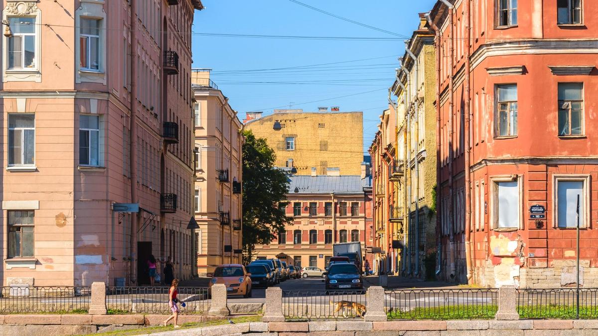 На фасаде обветшалого дома Чанжина на углу Фонтанки и Прядильного переулка появились строительные леса