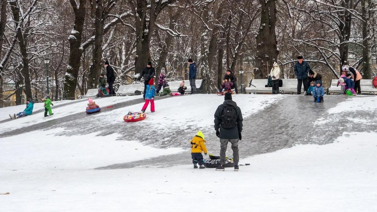 За сутки четверо детей пострадали во время катания на ватрушках в Петербурге