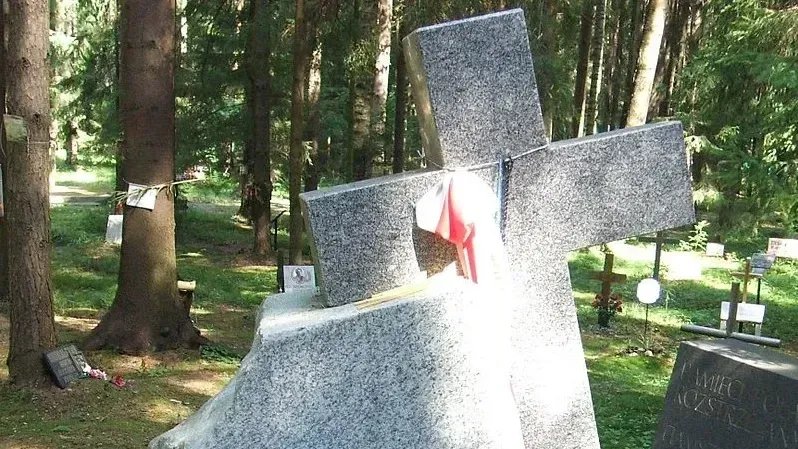 Памятник польским жертвам политических репрессий на Левашовском кладбище. Фото:  Wikipedia.org