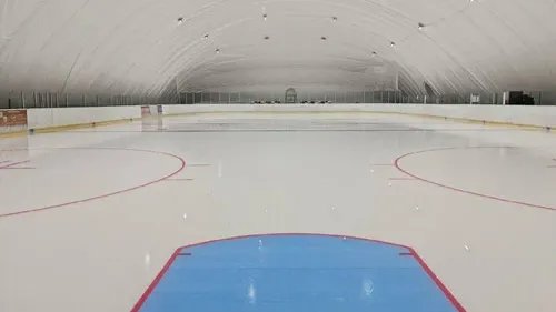 Ледовую арену «Озерки» на севере Петербурга могут снести как самострой