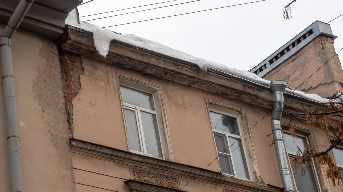 Квартиру в переулке Бойцова затопило из-за дыр в крыше