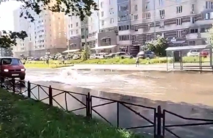 День прорывов: в трех местах Петербурга разлились уличные реки