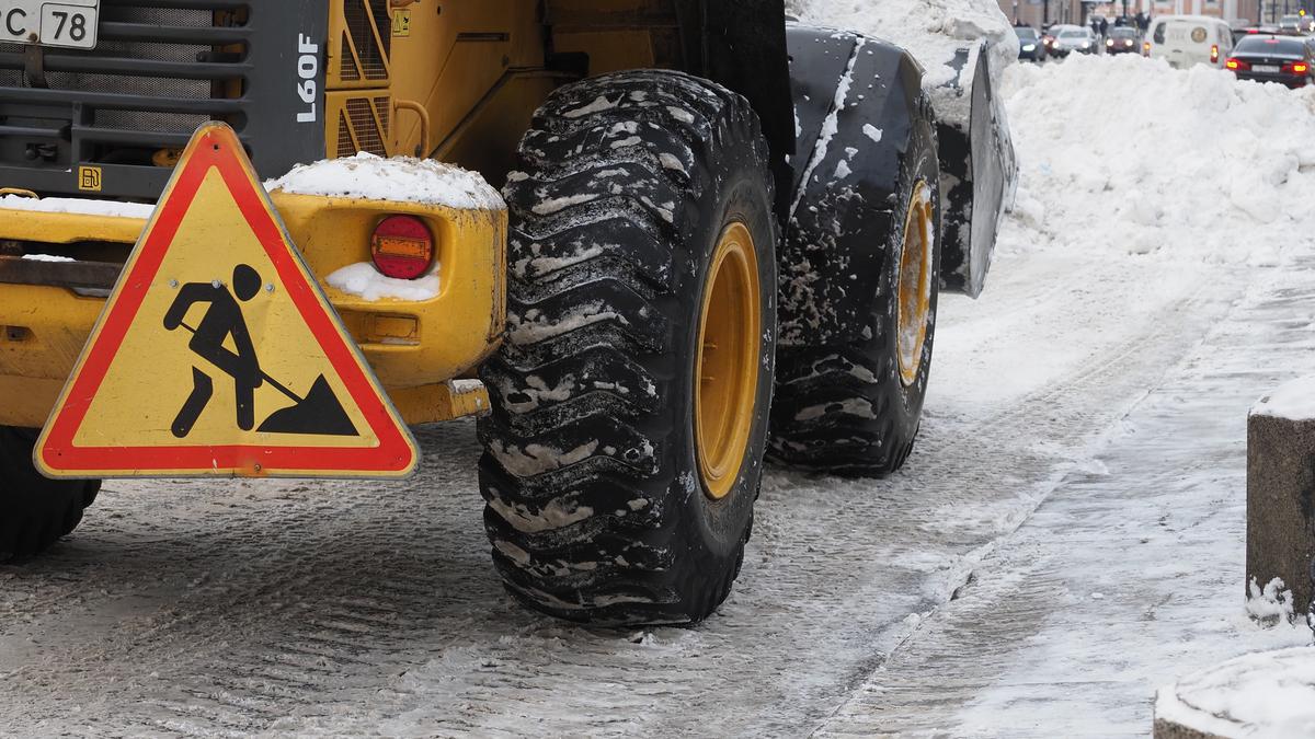 На Каменноостровском проспекте трактор во время уборки снега снёс фонарный столб