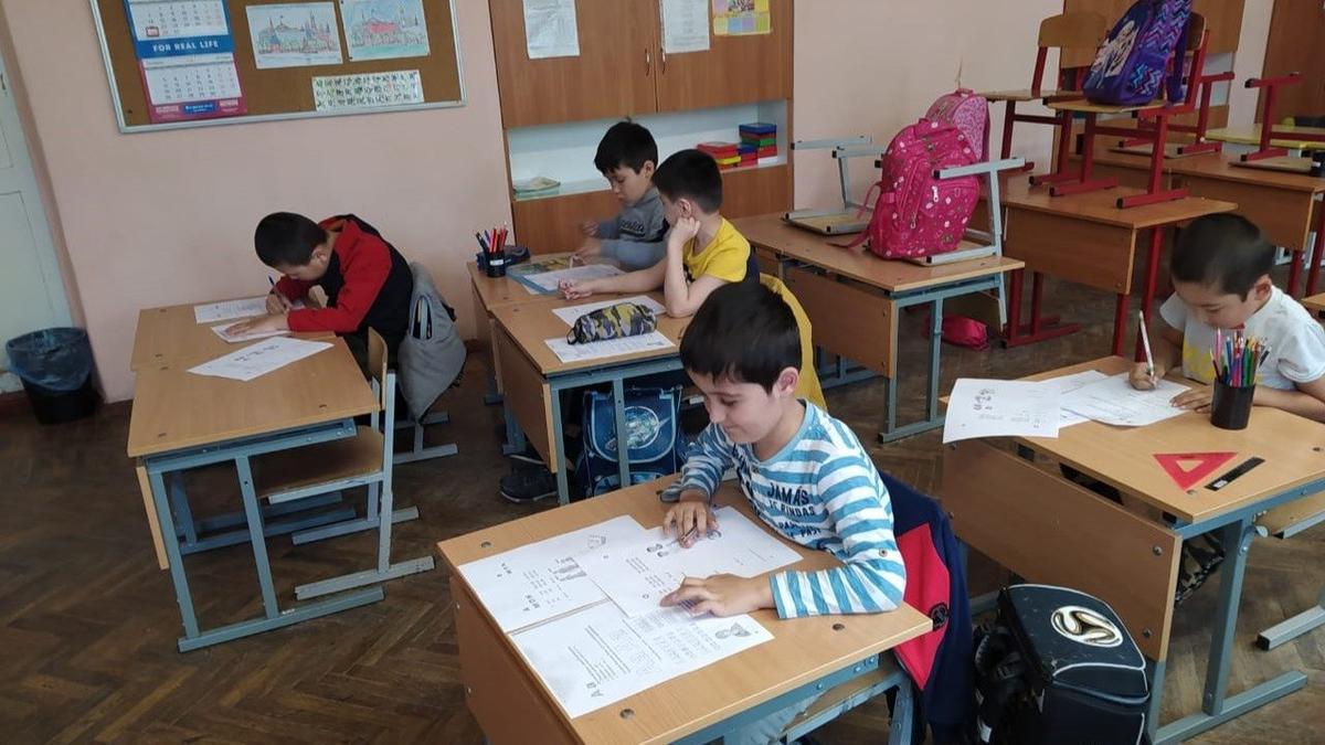 «Без языка». Пойдут ли дети мигрантов в этом году в петербургские школы?