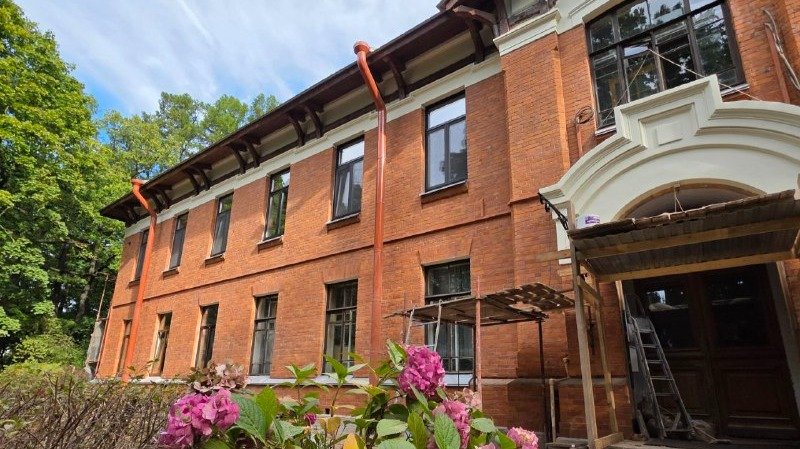 Фасад исторического здания в Институтском переулке частично избавили от строительных лесов