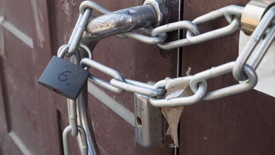 Воры попытались ночью проникнуть на сгоревший склад Wildberries