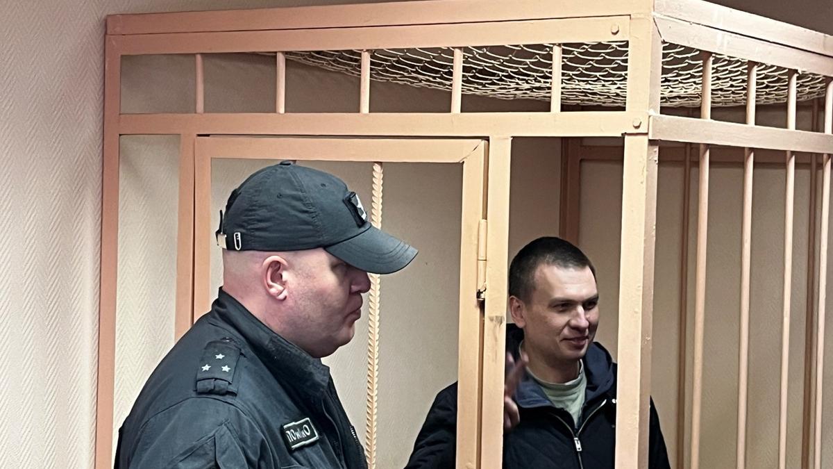Блогер Илья Ремесло в суде не признал вину по делу о «фейках об армии» и ещё раз послушал своё интервью Собчак