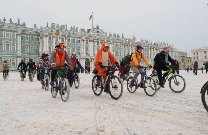 В Петербурге прошел велопарад Дедов Морозов